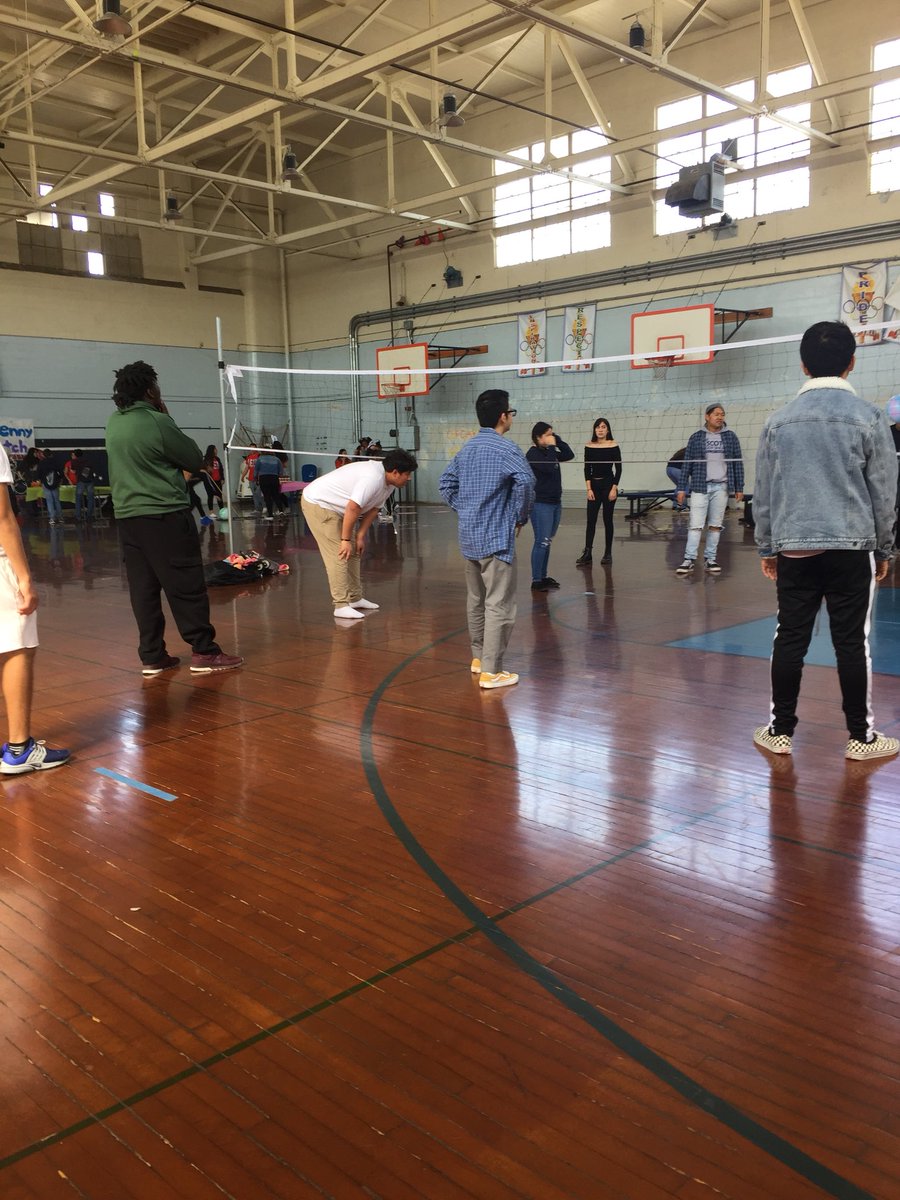 LeuCrewTweets's tweet photo. #froshspringfling was an awesome event. We had Balloon Pop, Penny Pitch (wih jelly beans, of course!), a (Cup)Cake Walk, a Silly String Pit, and a nonstop volleyball battle. https://t.co/3UxOOk0p9p