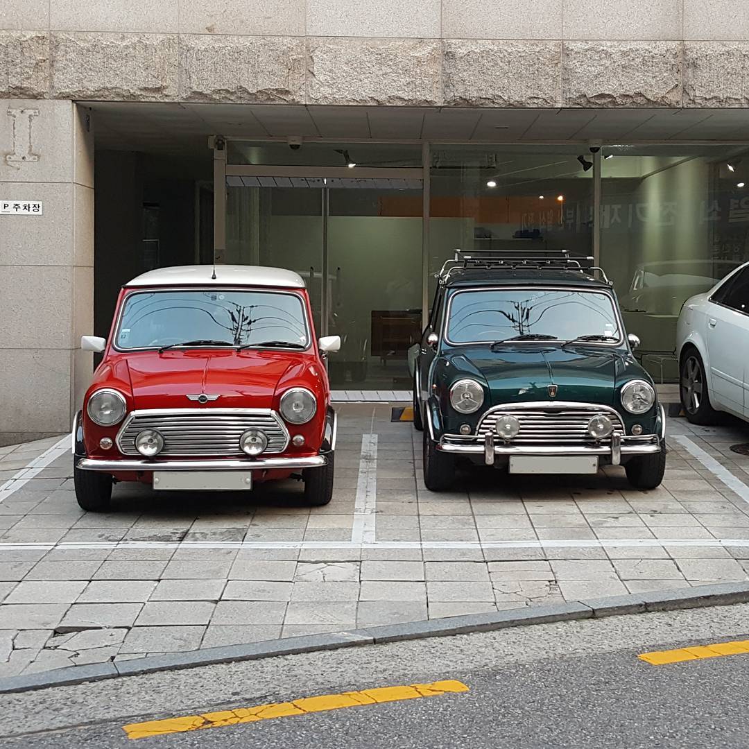 Did you ever find your perfect parking place beside a fellow MINI? Share your photos with us. #ClassicMini. Image by rover.mini