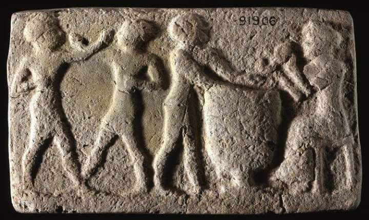 لوح بابلي 
يمثل شخصان يمارسان رياضة الملاكمة وشخص ثالث يضرب على الطبل والشخص الاخر يصفق 1750 ق.م 

A tablet from Babylon

Two people are boxing, one is on the drum and the other is applauding 1750 BC