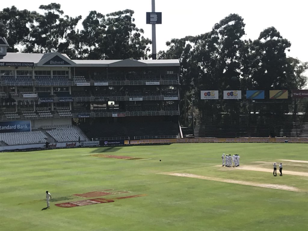 Got him! Vernon Philander gets the day starters with the wicket of Shaun Marsh for 7. Aus 88/7. #ProteaFire #SAvAUS #SunfoilTest
