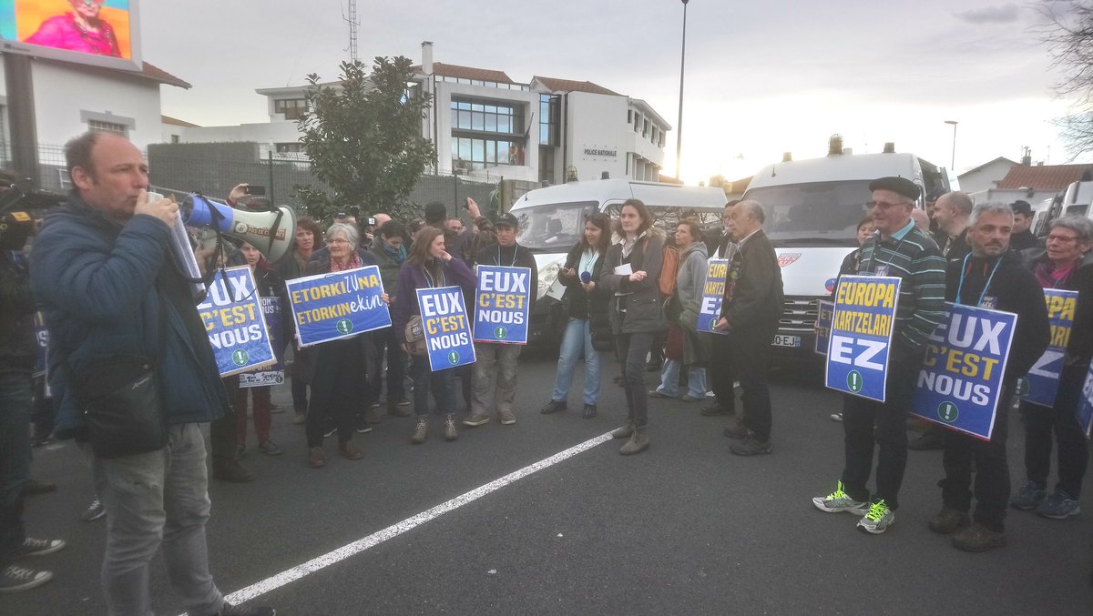 Plus de 80 personnes rassemblées devant le centre de rétention d’Hendaye, le jour de sa réouverture, pour demander à y être enfermées à la place des migrants, qui ne sont pas plus coupables que nous #EuxCestNous #LoiAsileImmigration