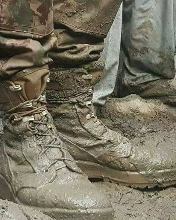 Markhoor_'s tweet photo. فوج کو برا کہنے والوں تم اس جوتے پر لگی خاک کے برابر بھی نہیں https://t.co/3fPbxmEBwj