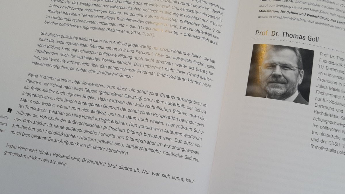 Transfer_pB's tweet photo. Was sind die Rahmenbedingungen in #Schule für #Kooperation mit außerschulischer #politischeBildung? Ist außerschulisches Lernen in Schule ein Widerspruch in sich? Wann ist Kooperation ein Gewinn? Diesen Fragen geht Prof. Dr. Goll @TU_Dortmund nach #jtpb17 https://t.co/oHT8Dy7p1V https://t.co/WKjRIbbmeK