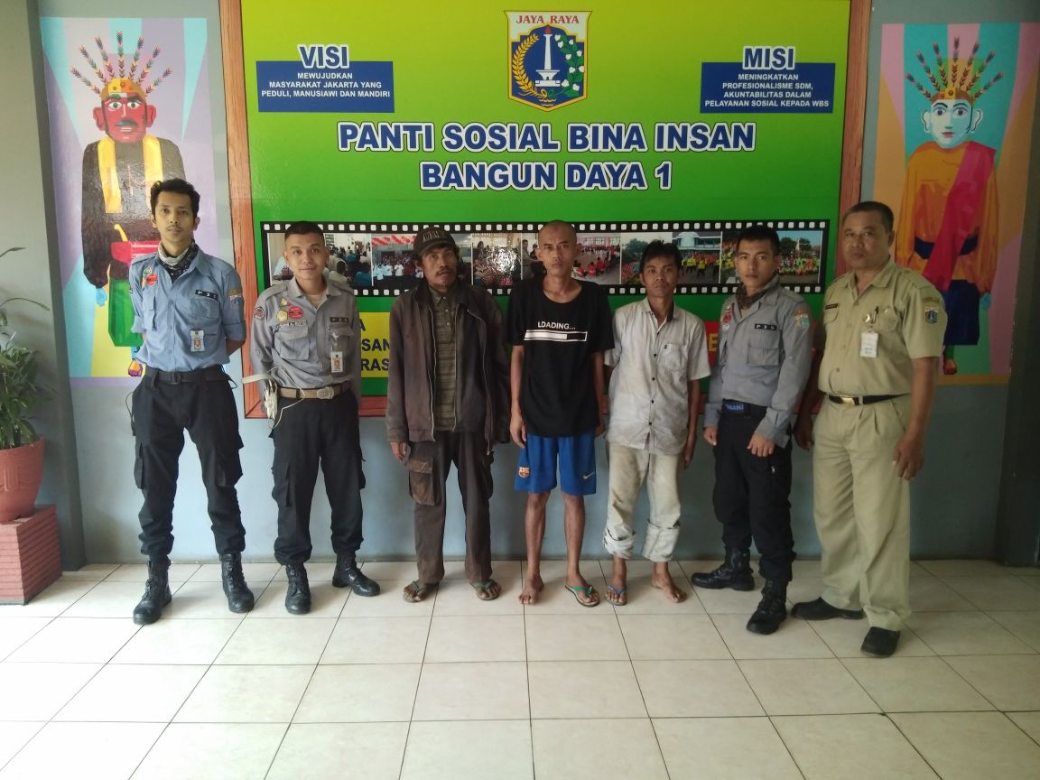 Hasil penjangkauan 3 orang PMKS kategori :

1 orang terlantar dari posko CSW dan posko Fatmawati
1 orang dengan masalah kejiwaan serahan d posko Mampang
1 orang dengan masalah kejiwaan ( ODMK ) serahan dari posko Petukangan

Telah di rujuk ke PSBI BD 1 Kedoya, Jakarta Barat.