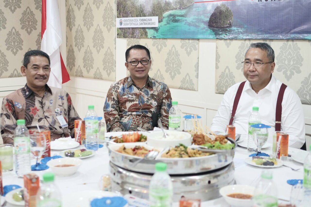 taufikmadjid71's tweet photo. Mendampingi Bapak Mendes @EkoSandjojo pada pameran produk BUMDes &amp; unit usaha pedesaan yg dipamerkan dlm Indonesai Archipelago Exhibition (Archex) 2018 di Kedutaan Besar RI Kuala Lumpur, Malaysia 3-4 April 2018.

#BumdesMendunia 
@jokowi @anwsanusi @KemenDesa @fachrilabalado https://t.co/i5PdB9MMsK