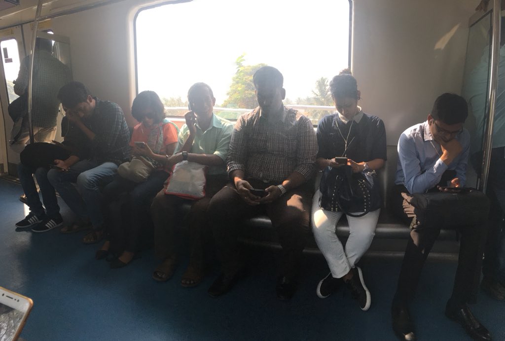 shah_dina's tweet image. Tech and neck issues go together... #metroride #social #noconnect