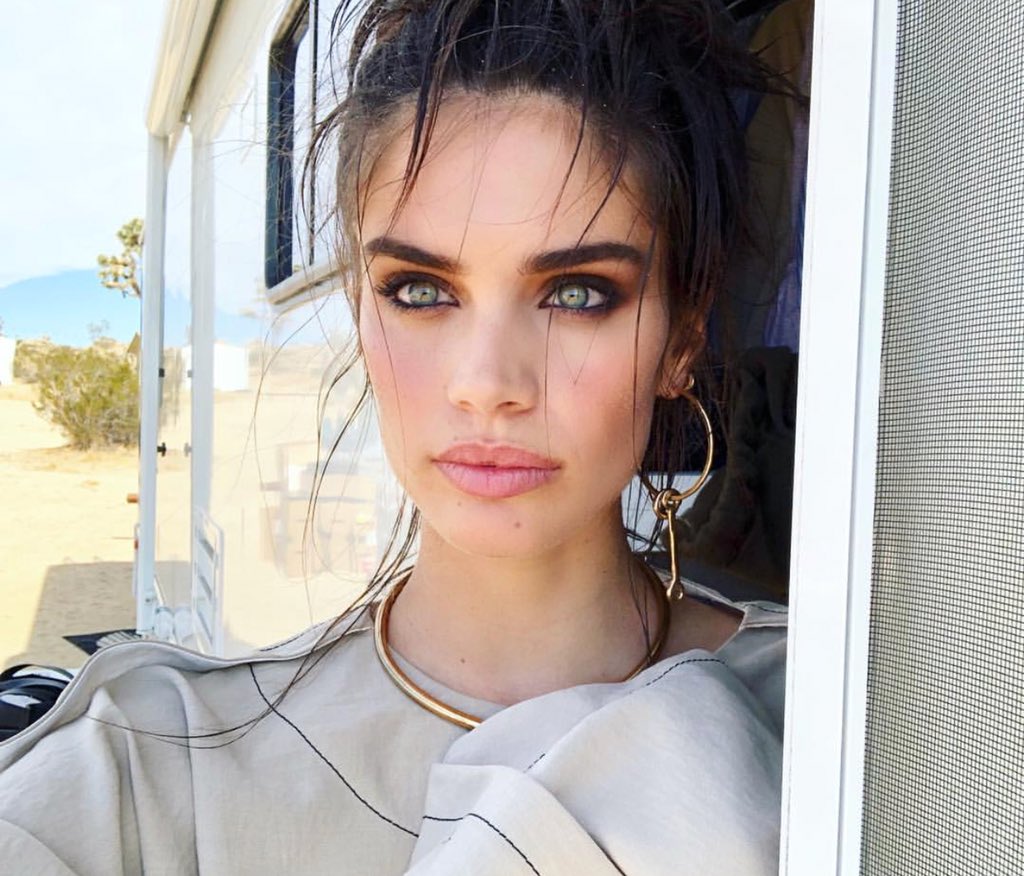 1⃣2⃣ Sophia Roe, 23 años, Méxco🇲🇽.
"Espero encontrar un espacio donde pueda estar feliz rodeada de personas con buena vibra y hacernos reír mientras pasamos el tiempo. Mis pasatiempos favoritos es ver series, leer ciencia ficción y comprar ropa."