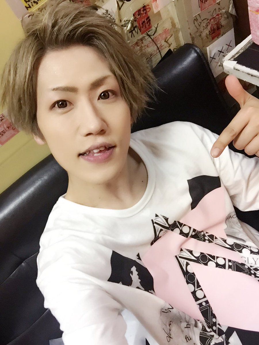 kameleo_takeshi's tweet photo. 4/1 ちさば

衣装

キングリーマスク⭐︎

パーカーくそかわいーけどやっぱドラムは叩きにくいな😅

やっぱドラムは半袖かタンクトップか上裸よな💪

#キングリーマスク
#KINGLYMASK 
#いつもありがとうございます https://t.co/zVGKCU4olH