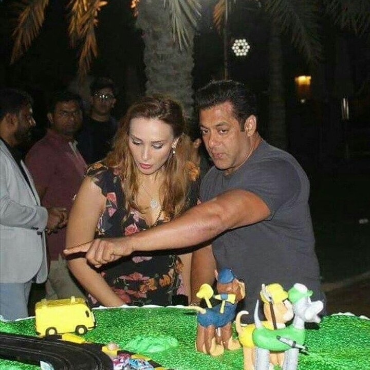 BollywoodUncut's tweet photo. 😇#AhilTurnstwo😇#AhilBirthday😇

#SalmanKhan Cute Moment With Friends #IuliaVantur During #Ahil #BirthdayParty 

View More👉https://t.co/7NWNexZq0P 

😇#Race3😇#Race3ThisEid😇#Race3Eid2018😇#Race3Begin 😇#Race3InAbuDhabi😇#BollywoodUncut😇#BollywoodUncutUpdate😇 https://t.co/ssfbXRdYSm