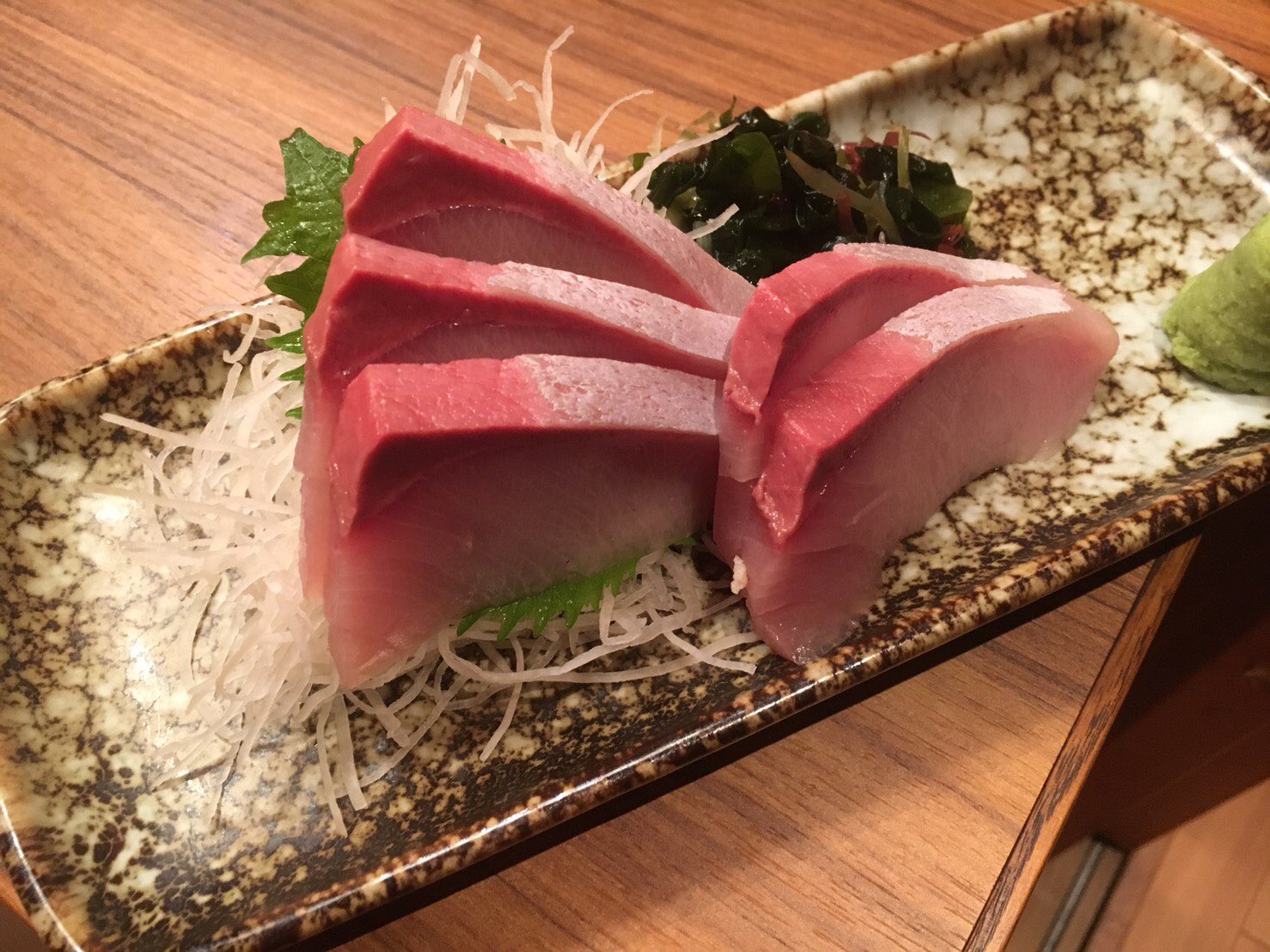 ゆらり金山店 今日も新鮮なブリのお刺身です 当店では インスタかツイッターをフォローして頂いているお客様は フォロー画面を見せて頂ければ特典がございます ゆらり金山店 名古屋市熱田区波寄町23 15金山sktビル3f 052 8 7667 金山 記念日 軍鶏