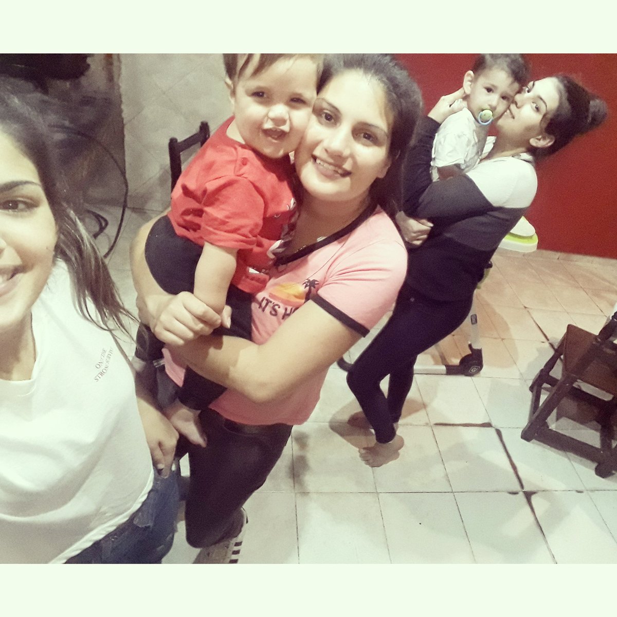 micka_peralta's tweet photo. Tarde/noche con Ellas y Los principes! ❤ @alv_agf https://t.co/3PVcJ5JI14