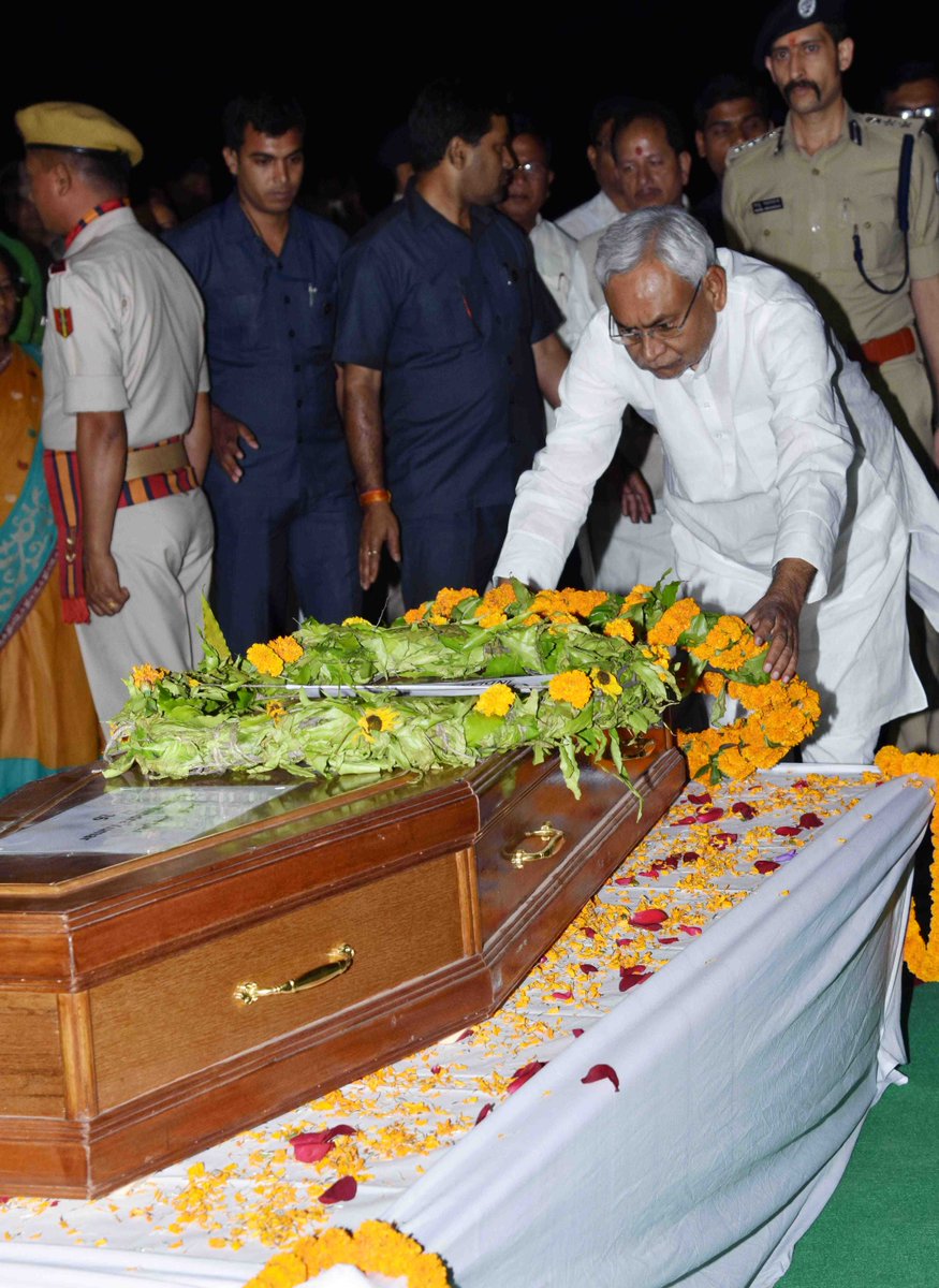 NitishKumar's tweet photo. इराक के मोसुल में मारे गये बिहार के पांच लोगों के शव अवशेष पटना पहुंचने पर उन्हें श्रद्धांजलि अर्पित करते हुए।
https://t.co/ni6cZFYcNu https://t.co/i5txSnNX5N