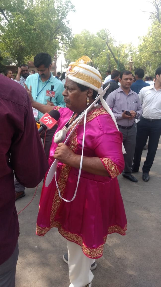 GulshanRKhatri's tweet photo. मीडिया को आकर्षित करने के लिए रोज़ नए वेश में आने वाले TDP के शिवप्रसाद आज संसद परिसर में इस तरह नज़र आये। #sansd @NavbharatTimes @sandhyatimes4u @got https://t.co/SSJAVtKjAh