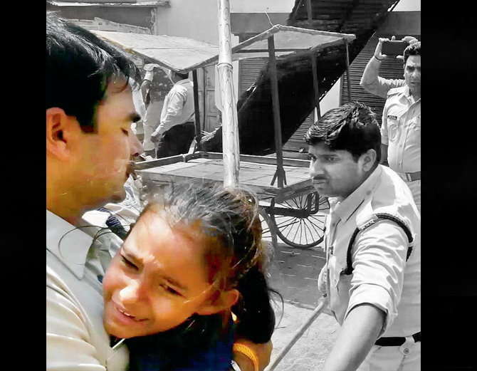 Ravirajji's tweet image. मध्यप्रदेश के में दतिया में दंगाइयों की भीड़ ने बच्ची पर हमला किया। थोड़ी दूरी पर मौजूद सबइंस्पेक्टर ने उसे गोद में लेकर बचाया
#BharatBandhSCST @DGP_MP @MPPoliceOnline