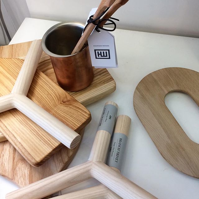 IndishLondon's tweet image. Good cooks deserve good tools. Prep and serve using these handsome ash boards from @hampsonwoods and trivets from @skagerak_denmark and @haydesign #masterchef #kitchentotable #wood #handcrafted #choppingboard #trivet #gooddesign ift.tt/2q0FEKK