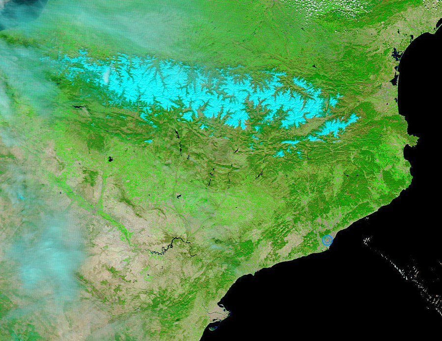 meteocat's tweet photo. La gran quantitat de neu que encara hi ha al Pirineu, vista aquest diumenge 1 d'abril des del satèl·lit #MODIS
#NASA #GSFC #ESDIS
#meteocat https://t.co/qUF10o26TD