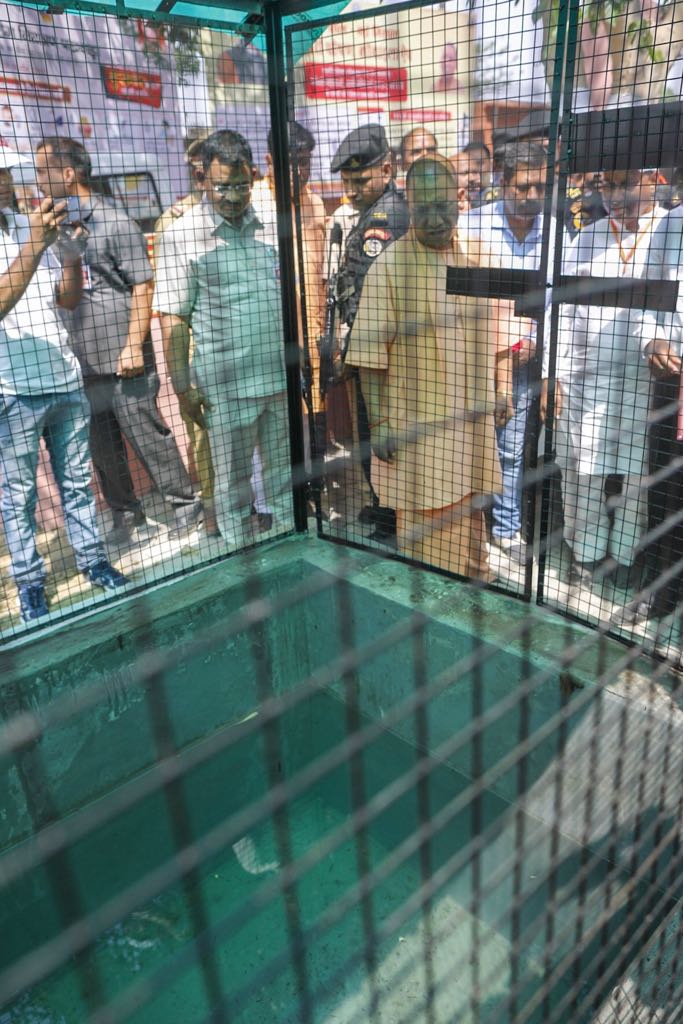CMOfficeUP's tweet photo. #UPCM Shri #YogiAdityanath inspected anti-larvicidal fish Gambusia or mosquitofish at the community health center, Gauri Bazar, Deoria. #EveryChildALIVE #DimagiBukharSeJung https://t.co/DhJP7QCazl