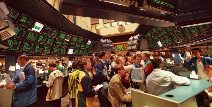 FloorRecruit's tweet photo. Morgen, op woensdag 4 april, bestaat de optiebeurs officieel 40 jaar. Destijds de eerste #optiebeurs van Europa. Lees op https://t.co/Z5HDuTKuPC een mooie column van Nico Inberg (met veel anekdotes!) @NicoInberg #GoodOldMemories https://t.co/rKwerMnU4Z https://t.co/5wyWVlKrhV