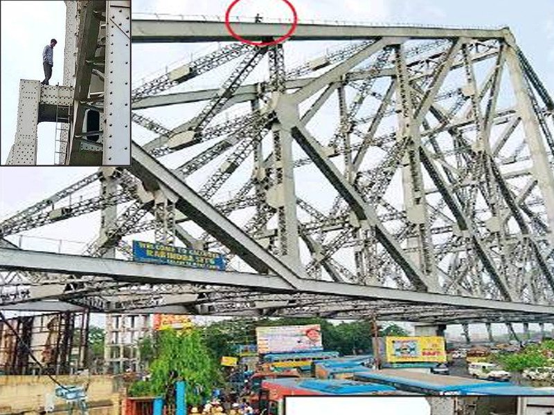 timesofindia's tweet photo. 26-year-old scales Howrah bridge to 'pray for India' https://t.co/YhN5Su0Ryj via @TOICitiesNews https://t.co/Z4IWQHSmug
