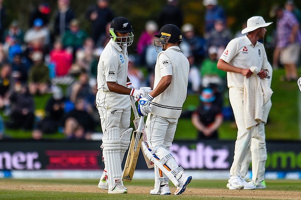 Root get's Wagner caught on review for 7 off 103. But following the review the umpires call stumps! That's it. A draw. Sodhi and Wagner's 188 ball stand secures just New Zealand's fourth Test series victory over England. Scorecard | on.nzc.nz/2Gn0cDE #NZvENG