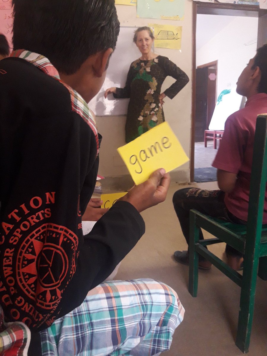 SLP_Vision21's tweet photo. #SpeedLiteracyProgram
Australian Artist @Kate_deJude is teaching 
#SLPStudents 
#Englishsentences with help of flash cards. 
In
#EnglishClass
at
#Speedliteracycenter
#Rawalpindi https://t.co/cde75lg2f6