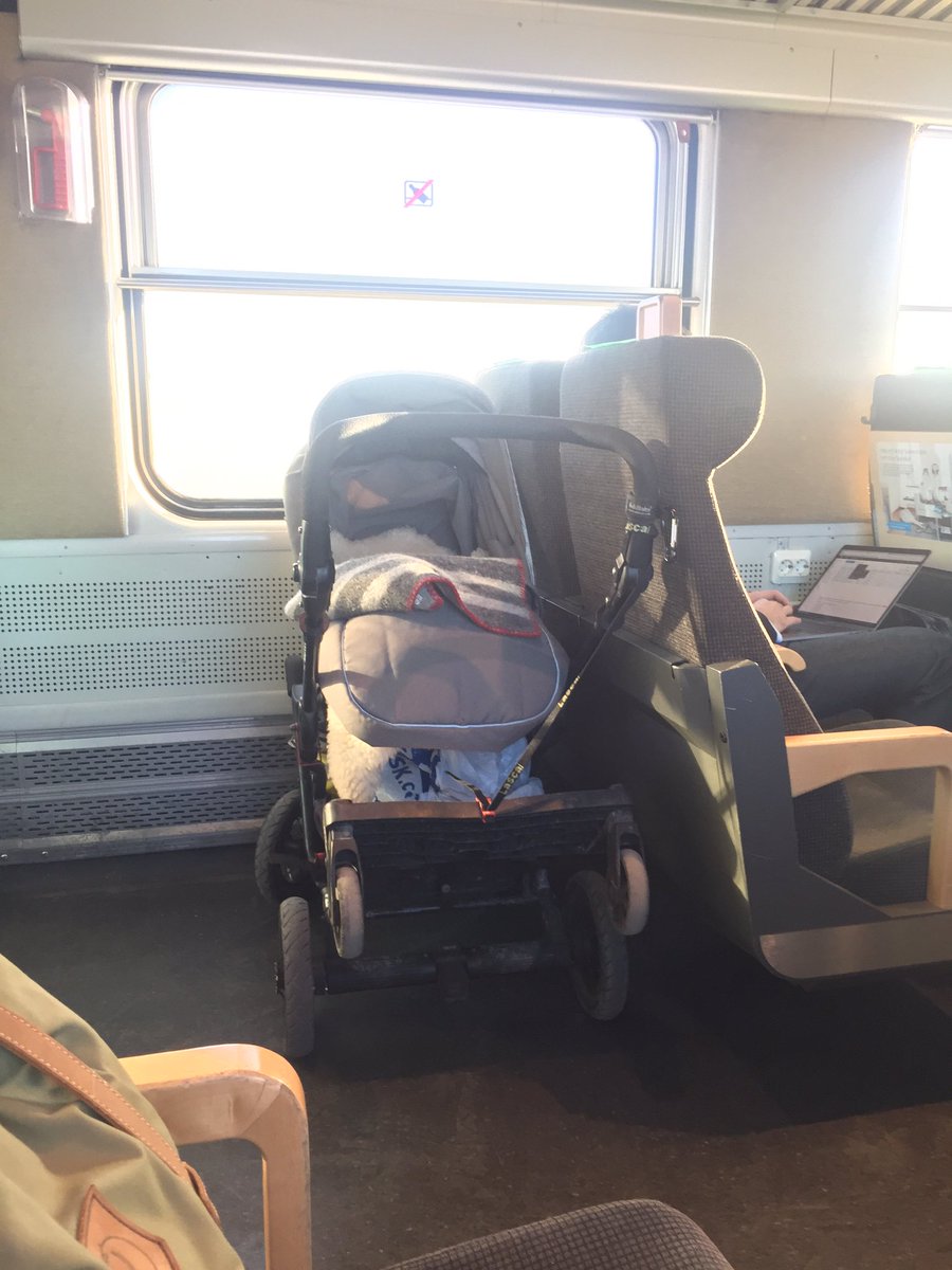 maxenpeterson's tweet photo. Ifall man skulle glömma lägga ett barn i vagnen. https://t.co/cjQIx9mVZe