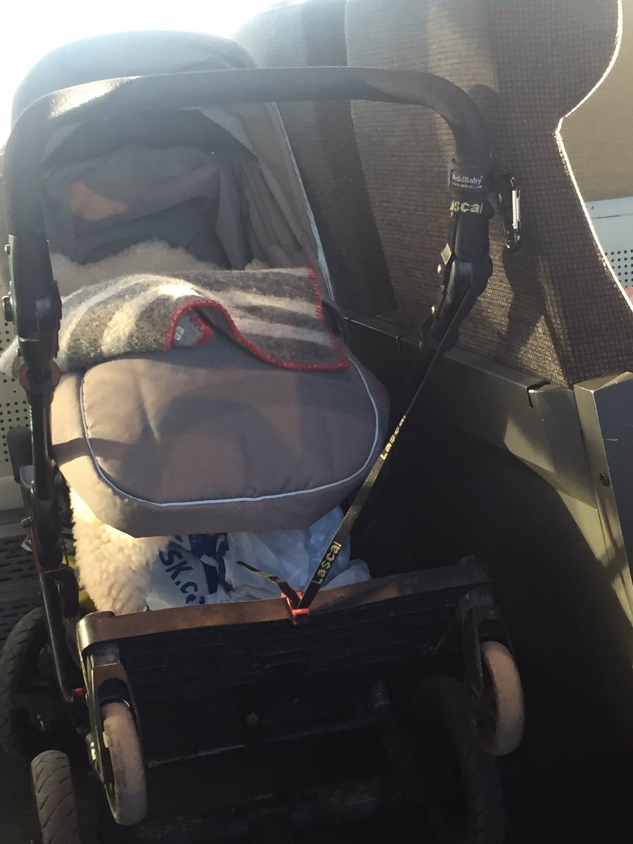 maxenpeterson's tweet photo. Ifall man skulle glömma lägga ett barn i vagnen. https://t.co/cjQIx9mVZe