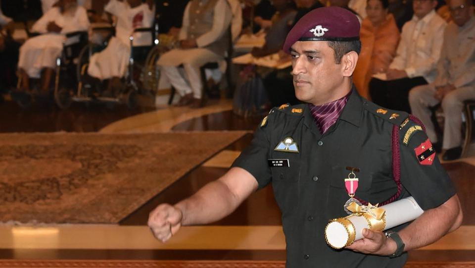 asimiqbal309's tweet photo. .@msdhoni receives #PadmaBhushan, impresses all in army uniform

https://t.co/UAAPexS2sm by #jatin_kanzariya via @c0nvey https://t.co/D8nwAasW7Z