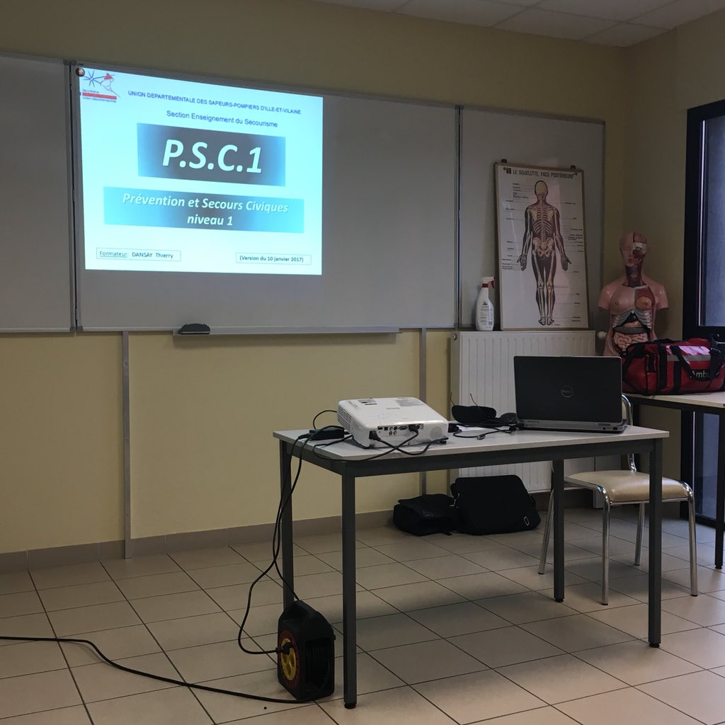Edcomfr's tweet photo. C’est parti pour une journée de stage  premier secours ! 👩‍⚕️🚑
#formationsecourisme #psc1 https://t.co/ELp6LRjaBH