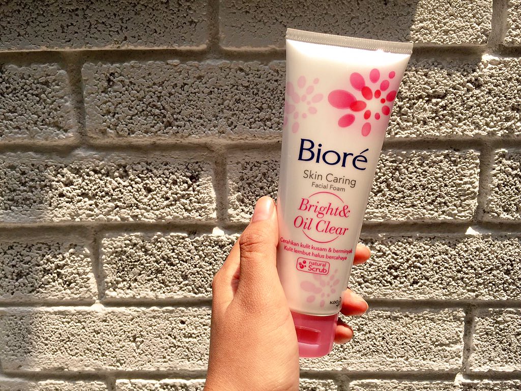 adelladellaide's tweet image. Facial foam terakhir yang gue coba itu Biore Facial Foam. Kayak gini bentukannya, ada di minimarket &amp;amp; drugstore.

Aku pake varian bright &amp;amp; oil clear, hasil yang gue rasa setelah pake sekitar 3 hari: ngurangin minyak, muka gak kusam, anehnya ga bikin ketarik. Ntap. ✨#AmazingSkin