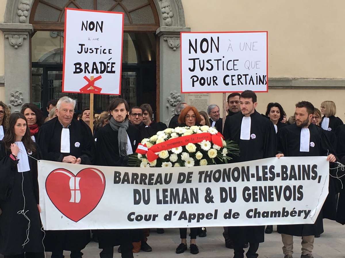 Les #avocats de thonon en cortège pour le dépôt d'une gerbe à la "mémoire de  la #JusticeMorte " le 30 mars