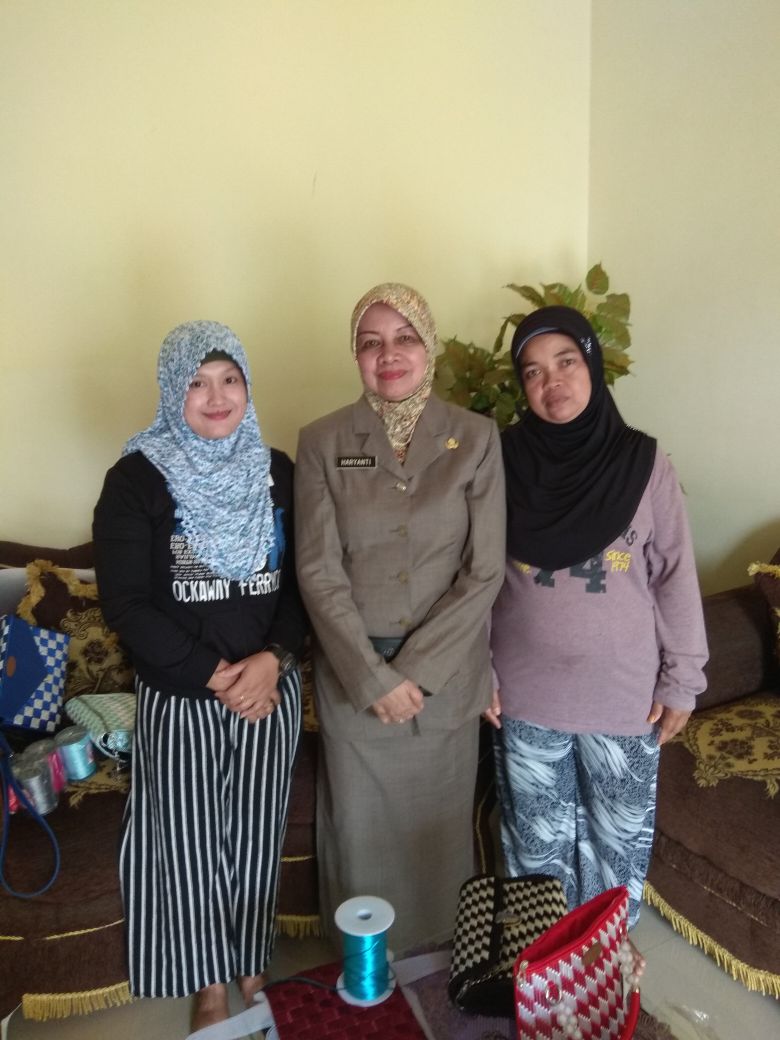 MWaleefa's tweet photo. Kunjungan ibu bupati kediri terkait produk unggulan desa di desa ringinrejo..
#BumdesaMendunia
#TPPIJawaTimur
#tppikabkediri
@jokowi
@EkoSandjojo 
@anwsanusi 
@fachrilabalado 
@DewantoAndry 
@P3MDKediri 
@Maspri3511 https://t.co/uKmuH6Dy2N