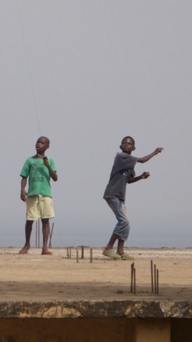 ibraheemleone's tweet photo. 'Kite-runners of Freetown'
Can't tell whether they were battling it out betwixt themselves or the winds, but either way, look at the poise. https://t.co/qYwMLifMxf