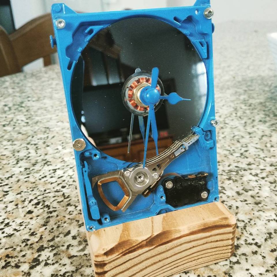 Scartline's tweet photo. Circuitsland dona nuova vita ad apparecchiature elettroniche obsolete o non funzionanti, creando oggetti e gioielli unici, originali ed ecocompatibili: orecchini, orologi, bracciali, cucce per gatti, quadri, ciondoli ♻ Scheda completa: https://t.co/MNa2GcsPcN https://t.co/vA7qSkyhuZ