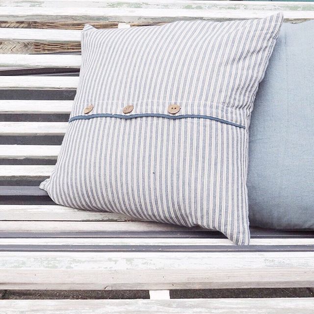 Sights like this make me wish for summer even more. Please hurry up! • #summerstyling #gardenaccessories #stripedcushions #rusticbench ift.tt/2GvRa7n
