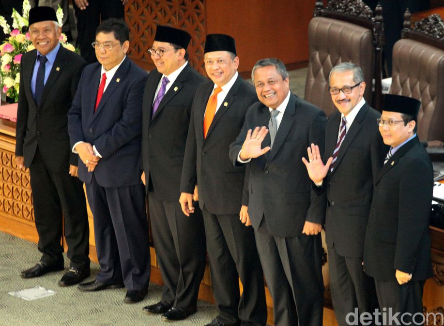 detikcom's tweet photo. DPR Setujui Perry Warjiyo Sebagai Gubernur BI https://t.co/TboODM2PkU https://t.co/NNcvGdgbwO