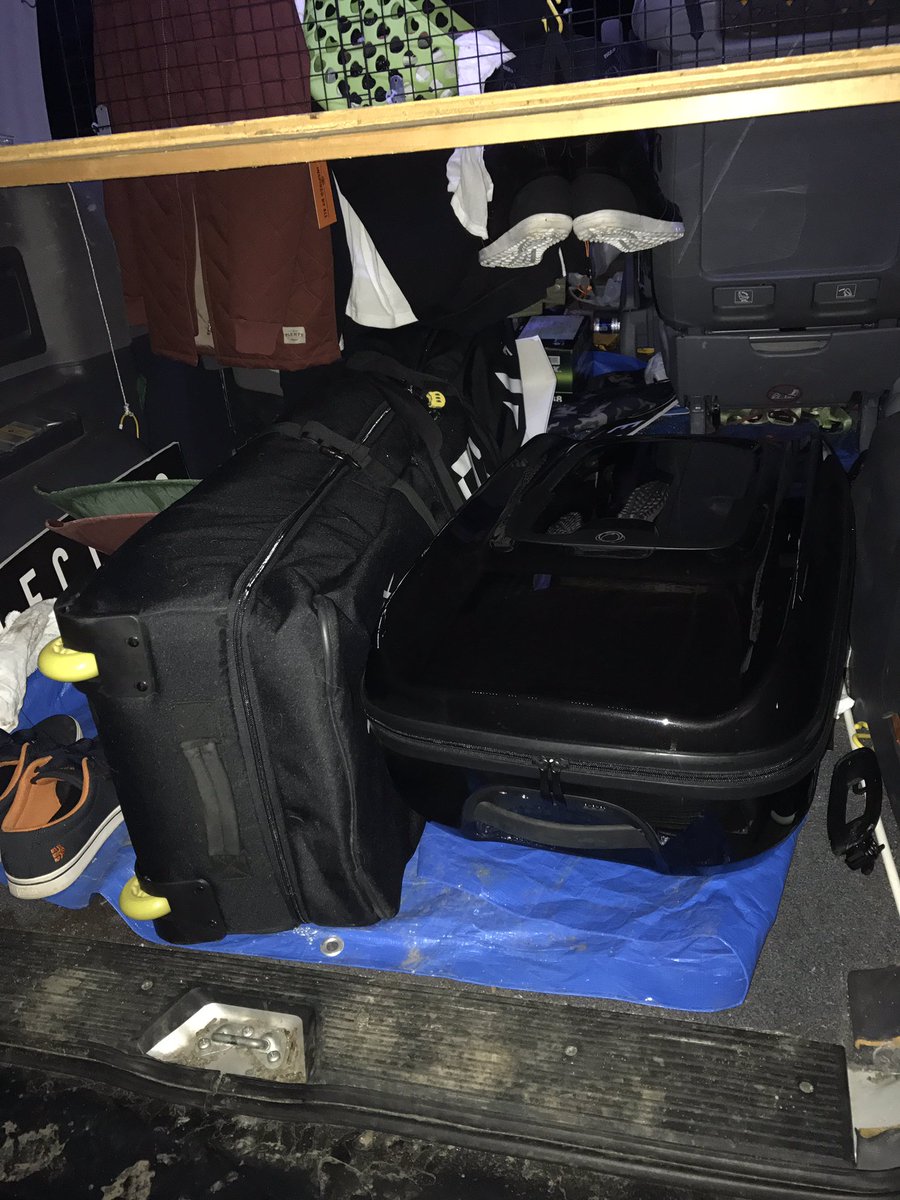 reotakahashi55's tweet photo. いってきます👋
旅のお供は〜
#fixbindingco のボードケース
#bugabooluggage のキャリーバッグ https://t.co/45uCQBMZbD