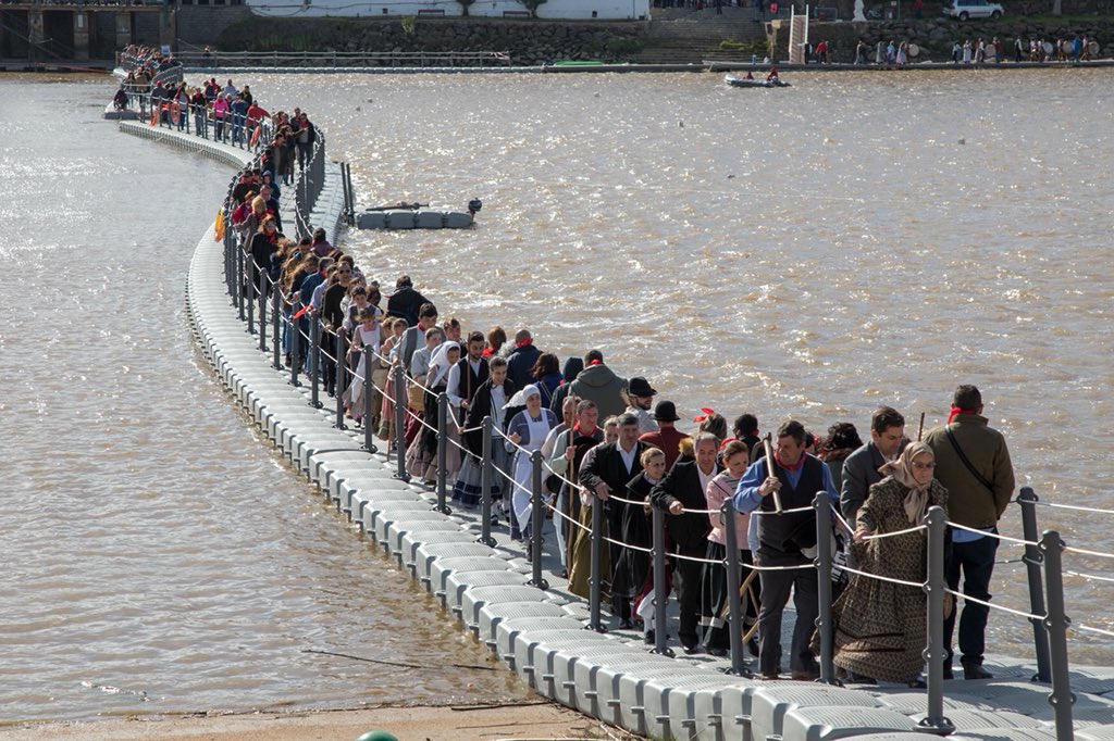 cubisystem's tweet image. Pont flottant Cubisystem entre Alcoutim /Portugal et Sanlucar de Guadiana /Espagne. Plus de 10000 personnes pour le #FestivalDoContrabando