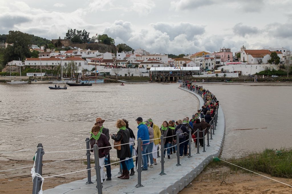 cubisystem's tweet image. Pont flottant Cubisystem entre Alcoutim /Portugal et Sanlucar de Guadiana /Espagne. Plus de 10000 personnes pour le #FestivalDoContrabando