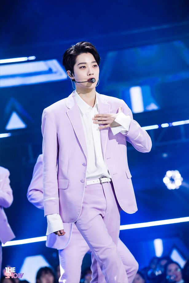 lai_kuanlin923's tweet photo. 더쇼 스페셜 포토 #라이관린 
https://t.co/u1mDCXwRQ0 https://t.co/XHKe1hgfgD