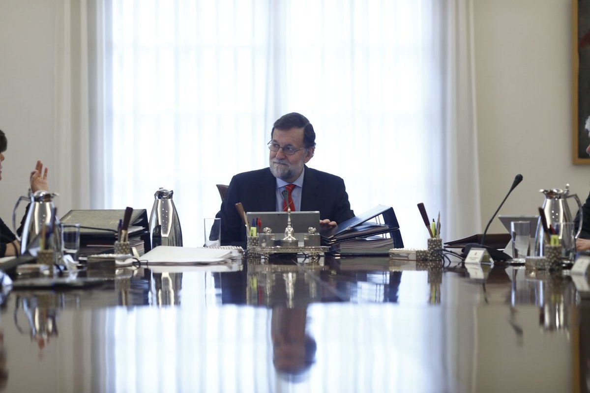 iescolar's tweet photo. El Gobierno se sube el sueldo un 1,5% y Rajoy pasará a ganar 80.953,08 euros si se aprueban los presupuestos: casi 1.200 euros más que el año pasado https://t.co/tk8JDwwyYg #PGE2018 https://t.co/NsNHQAIjie