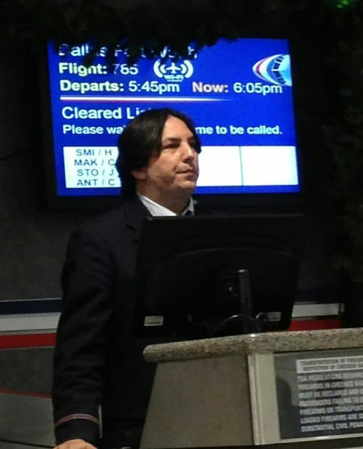 rfl0001's tweet photo. severo snape não morreu
 veio pro mundo trouxa disfarçado e ta trabalhando em um aeroporto e eu posso provar https://t.co/XvLW9kJfcE