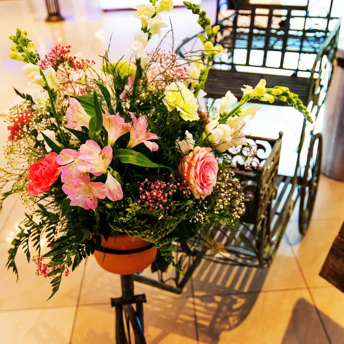 EvenemenCIEL_CA's tweet photo. Des fleurs, un vélo, la vie, ça sent le printemps! 🌺💐🌿😊

#EvenemenCiel #EventPlanner #BalSAL #Unairdeprintemps #Velo #Bike #EventInspiration #Balbenefice #MontrealPlanner #LavalEventPlanner #flowers #velovintage

Crédit photo : Ermenegildo Conte, Cinequinox https://t.co/C5bwRIobYl