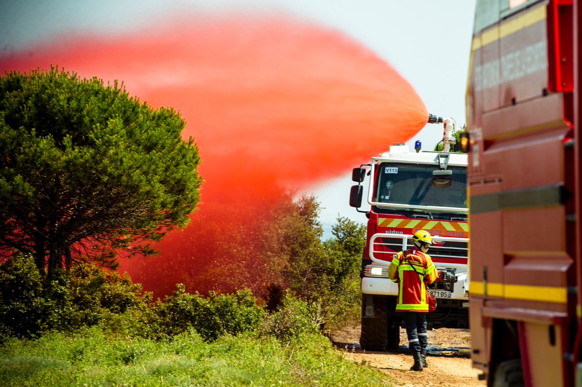 Interieur_Gouv's tweet photo. 🌲🔥🎖️Lutte contre les #feux de forêts en 2017 : la médaille de la #sécurité intérieure a été attribuée à 529 personnes, dont 385 sapeurs-#pompiers, saluant ainsi leur courage et leur engagement. #Merci à eux ! #HérosduQuotidien https://t.co/9xeGCn9t5f https://t.co/D1Bm7kGLPN