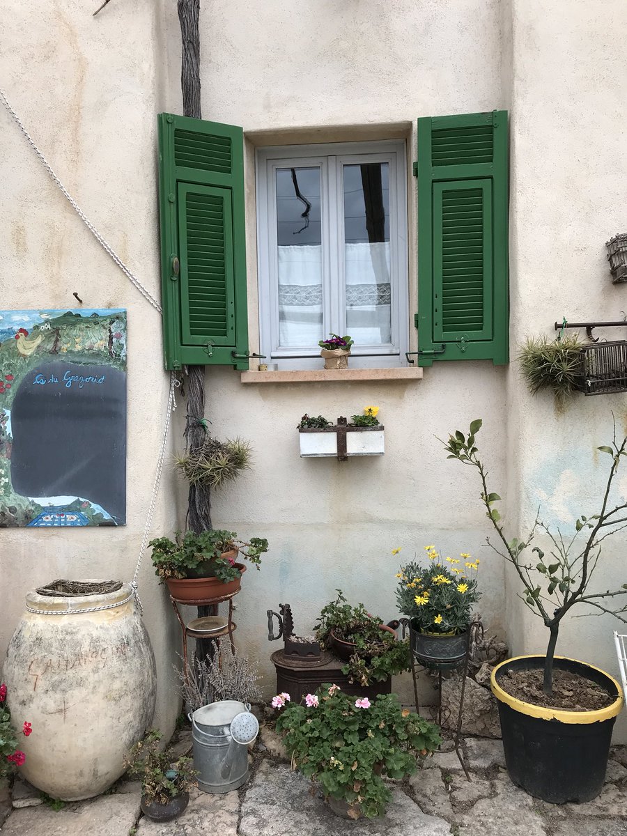 pietro_nik88's tweet photo. Ieri pomeriggio ho passato qualche ora a #BorgioVerezzi, uno dei borghi più belli d’Italia.
Dal ristorante Il Cappero si puó fare un ottimo aperitivo godendo di una vista pazzesca sulla Riviera Ligure.
#Liguria https://t.co/rEX8yvWgOg