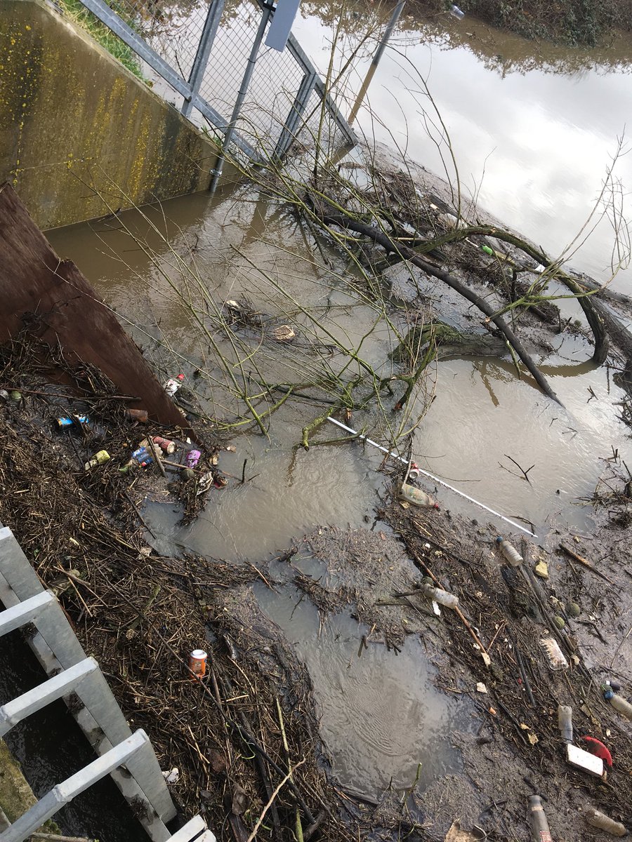 GavinTabinerEA's tweet photo. #TeamEA are busy around #York today clearing screens after the persistent Heaney rain we have had over the past few days. Here are some pictures from before and after clearance at our #jamesstreet #weedscreen #teamwork #Northyorkshire #Watermanagement https://t.co/5ZeCF9mvVI