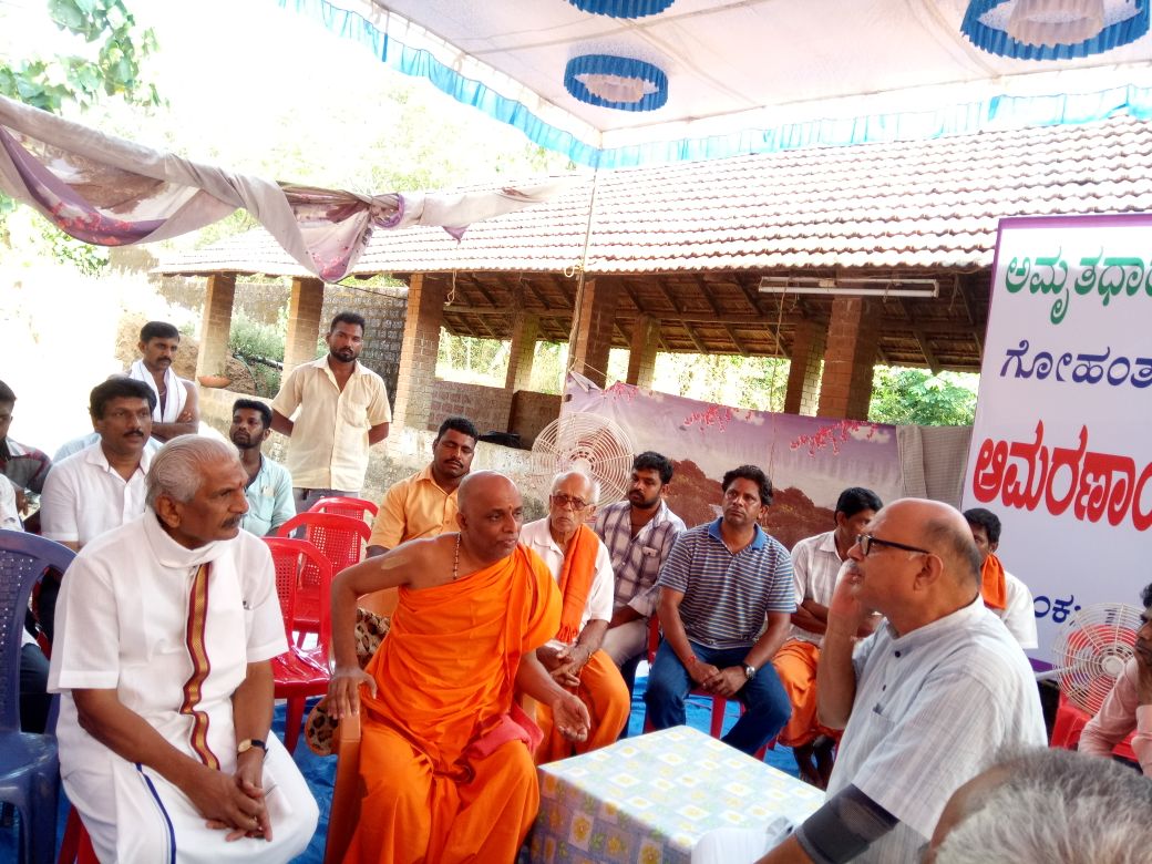 balasbhat's tweet photo. On the 3rd day of his Fasting,T.G Rajarama Bhat is still strong! Urges protection from Dacoits and ArmedGoons trying to steal GouMatha from GouShala! D.K Police are yet to show results of theirs so called efforts! #LetMeLive #ಕೈರಂಗಳ_ಗೋಕಳ್ಳತನ @SriSamsthana @girishalva @DVSBJP https://t.co/Z8awqC9av8