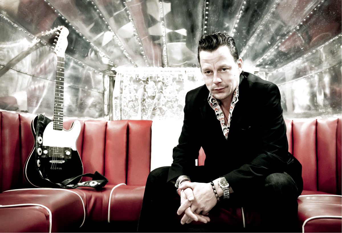 Hij behoort tot de absolute top van de Euro Blues/Roots scene en speelde samen met grootheden als Rolling Stone Bill Wyman en Jimmie Vaughan. Op dinsdag 1 mei komt bluesheld <a href="/IanSiegal/">Ian Siegal</a> met zijn nieuwe plaat All The Rage op zak naar Amsterdam!
Tickets: bit.ly/2BczAp7