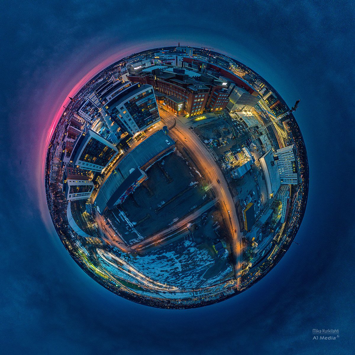 Turku Science Park iltavalaistuksessa auringon laskettua horisontin taa. Tutkimuslaitosten ja liike-elämän keskittymä laajenee kovaa vauhtia.

#turkusciencepark #turku #tinyplanet #360panorama #HDR #aerialphotography