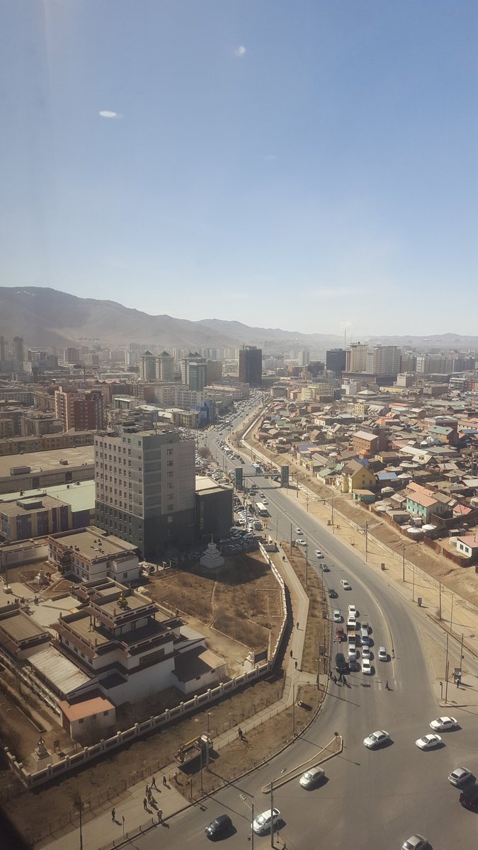 haangal's tweet photo. Holiday inn з/б их сонирхолтой байрлалтайм. Гадныхан гэр хороолол, өндөр давхрын орон сууцны хослолыг цонхоороо л хахчихна. Сонин зохицол шүү https://t.co/6WBqAebtBD